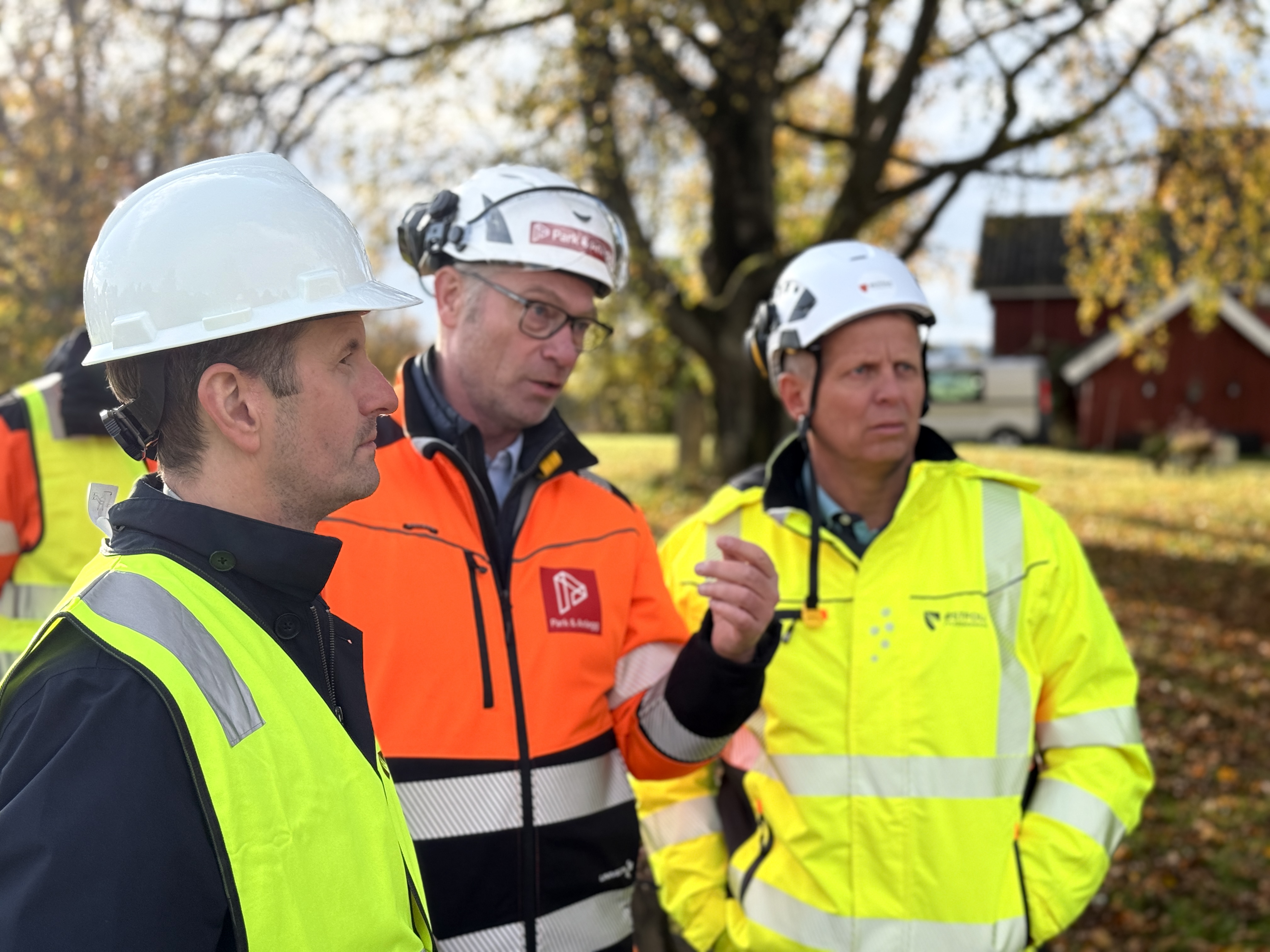 MYE SKAL SKJE: Her får ordfører Magnus Arnese informasjon  om arbeidet av prosjektleder i Park & Anlegg Bjørn Wiggo Norum og enhetsleder i fylkeskommunen Tore Veum. (foto: Ole Christian Foss)