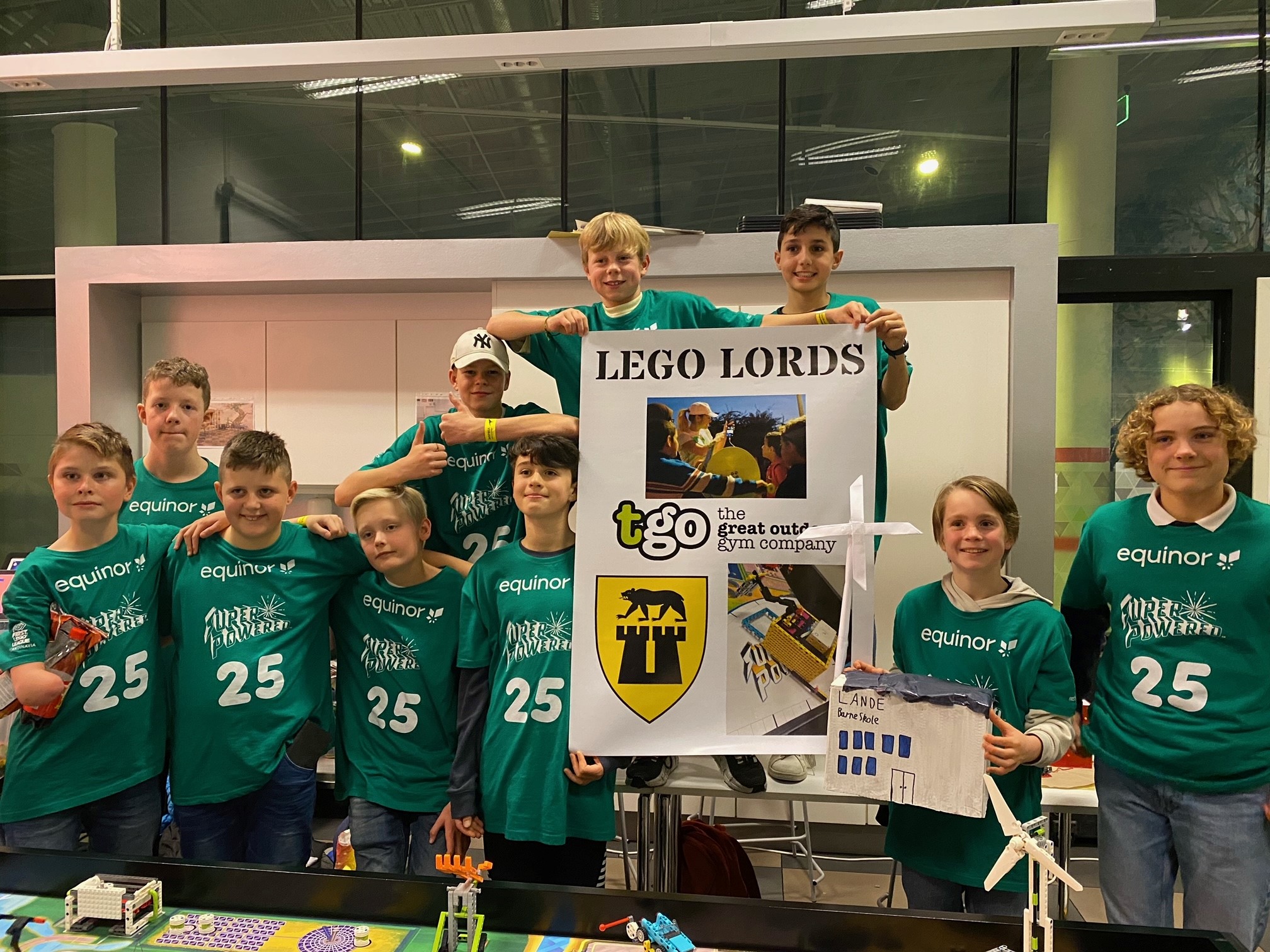 Elever fra Lande skole viser fram plakat for årets Lego League